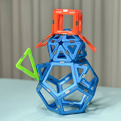 Człowiek ze śniegu kształtuje magnetyczne płytki geometryczne Bloki budowlane dla kreatywnych umysłów