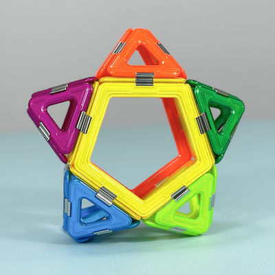 Geometryczny zestaw magnetycznych bloków budowlanych, kolorowe płytki magnetyczne gwiazdki